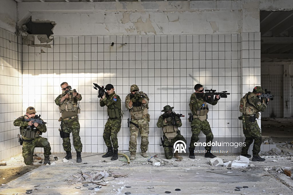 Airsoft tutkunları İzmir'de buluştu