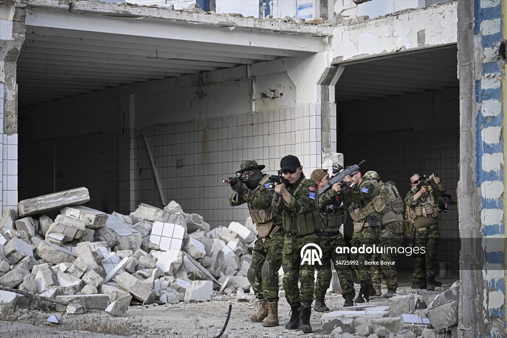 Airsoft tutkunları İzmir'de buluştu