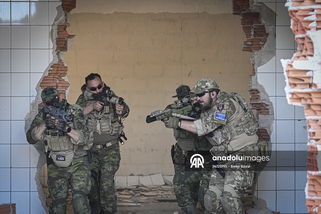 Airsoft tutkunları İzmir'de buluştu