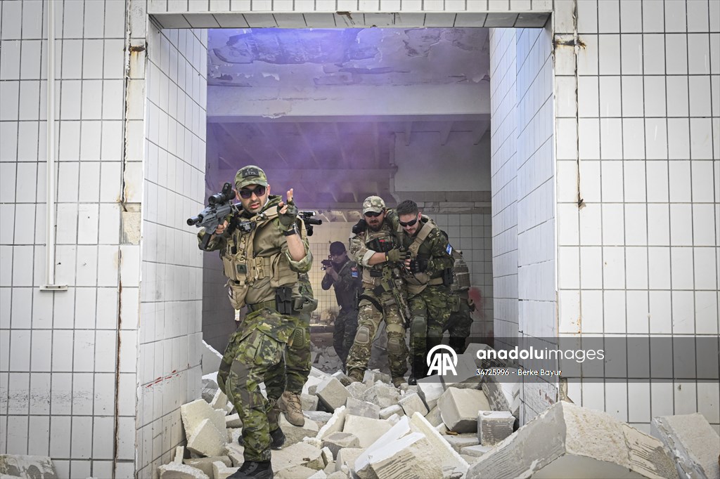 Airsoft tutkunları İzmir'de buluştu