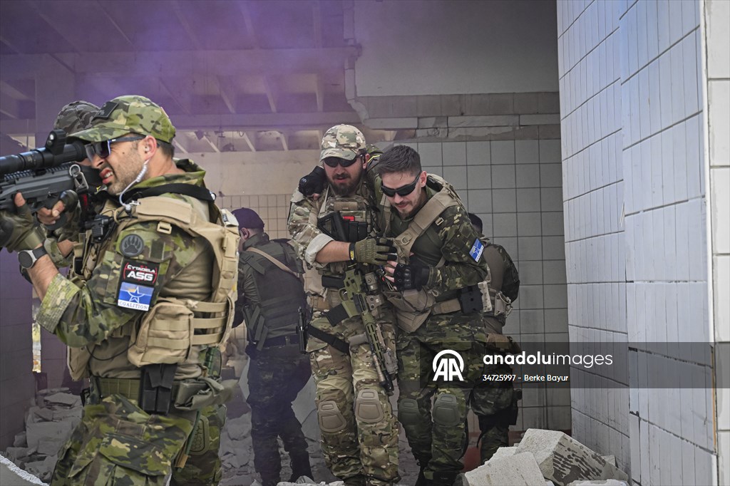 Airsoft tutkunları İzmir'de buluştu