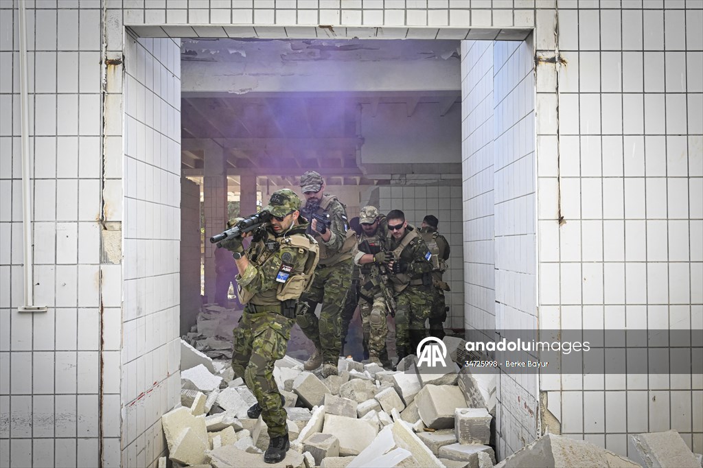 Airsoft tutkunları İzmir'de buluştu