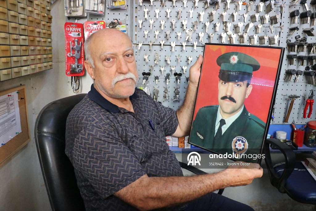 Kilis'te emekli polis, baba mesleği anahtarcılığı torunuyla sürdürüyor