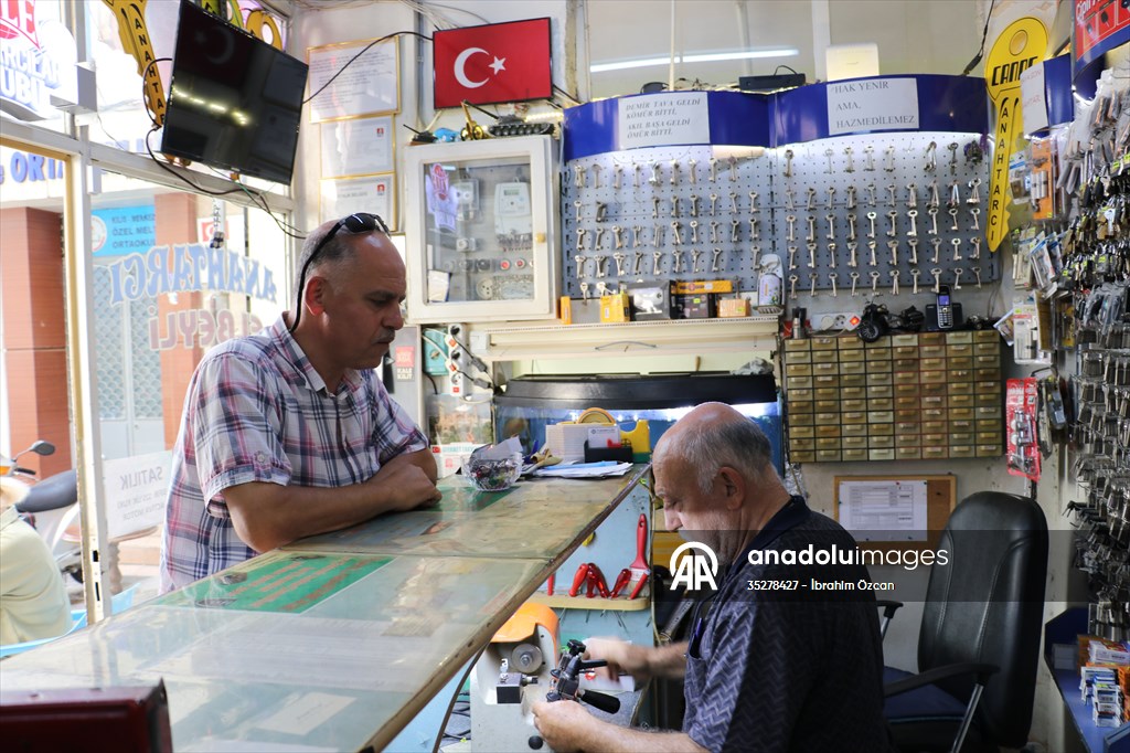 Kilis'te emekli polis, baba mesleği anahtarcılığı torunuyla sürdürüyor