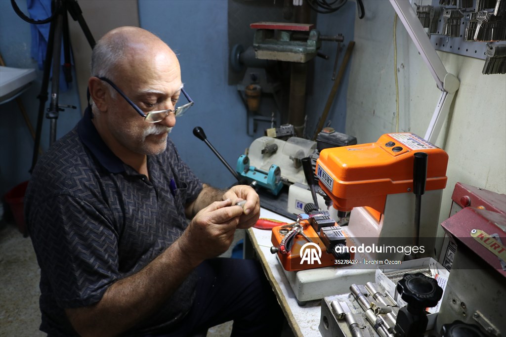 Kilis'te emekli polis, baba mesleği anahtarcılığı torunuyla sürdürüyor