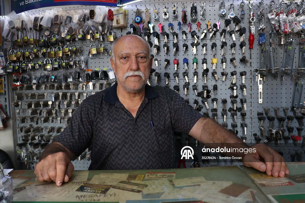 Kilis'te emekli polis, baba mesleği anahtarcılığı torunuyla sürdürüyor