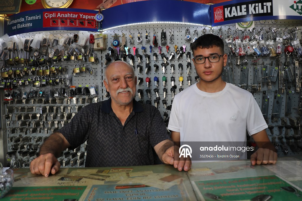 Kilis'te emekli polis, baba mesleği anahtarcılığı torunuyla sürdürüyor