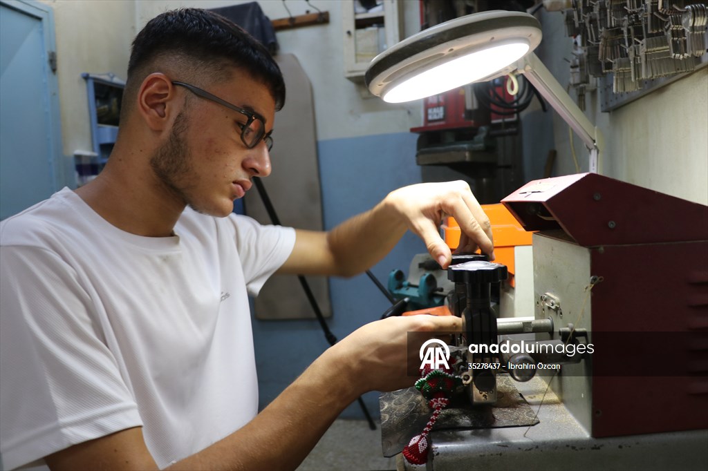 Kilis'te emekli polis, baba mesleği anahtarcılığı torunuyla sürdürüyor