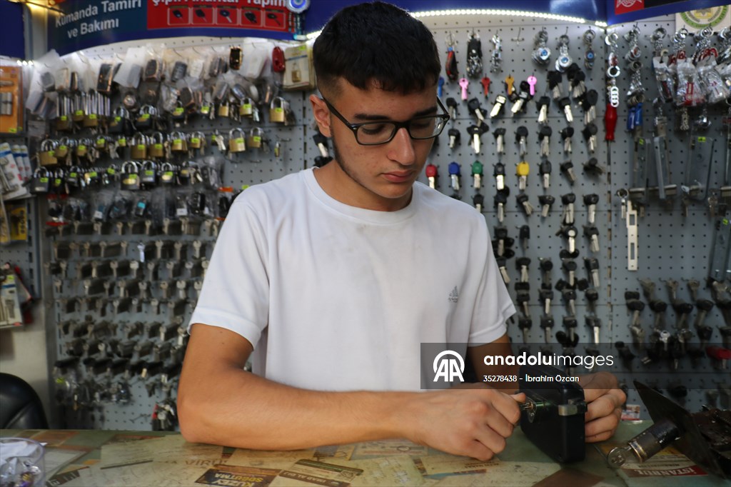 Kilis'te emekli polis, baba mesleği anahtarcılığı torunuyla sürdürüyor