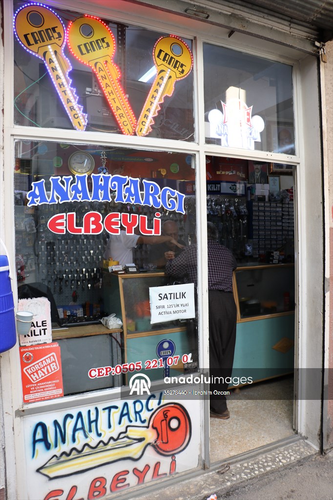 Kilis'te emekli polis, baba mesleği anahtarcılığı torunuyla sürdürüyor