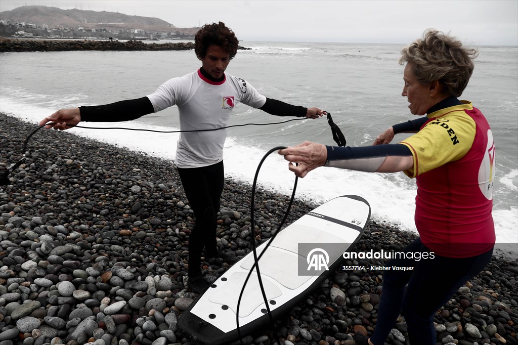 Nora Loredo: Fulfilling dreams at 67 years old on the waves of the coast of Lima, Peru