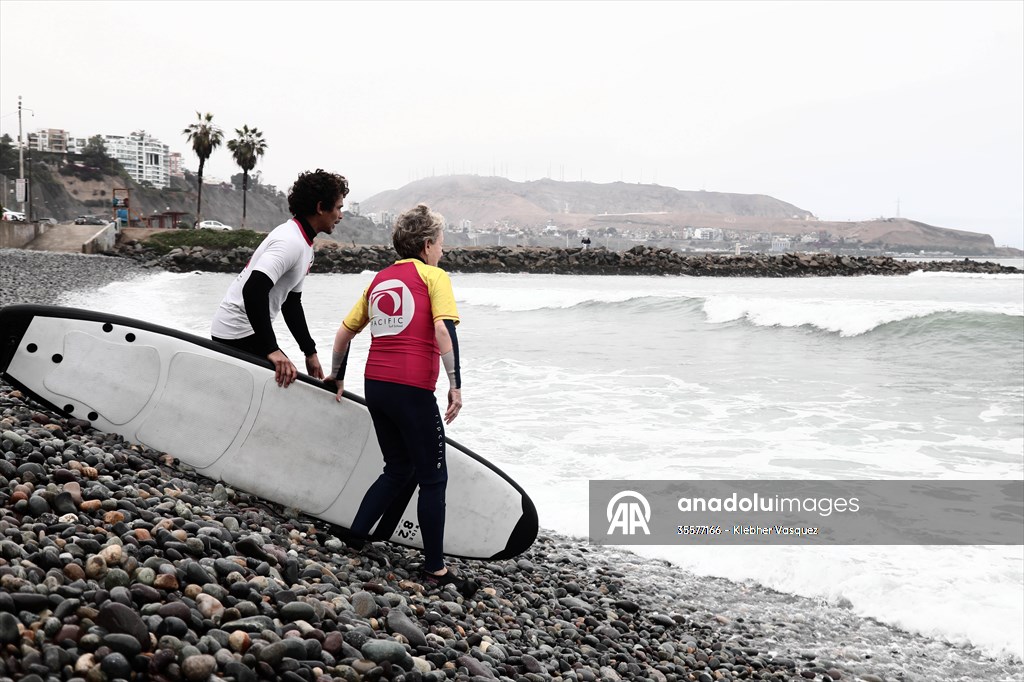 Nora Loredo: Fulfilling dreams at 67 years old on the waves of the coast of Lima, Peru