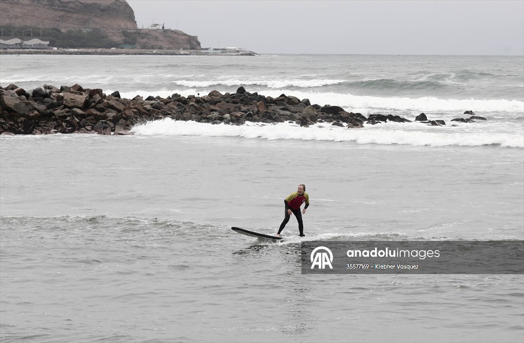 Nora Loredo: Fulfilling dreams at 67 years old on the waves of the coast of Lima, Peru