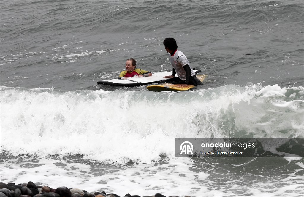 Nora Loredo: Fulfilling dreams at 67 years old on the waves of the coast of Lima, Peru
