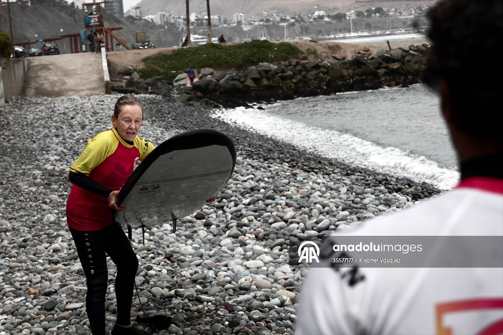 Nora Loredo: Fulfilling dreams at 67 years old on the waves of the coast of Lima, Peru