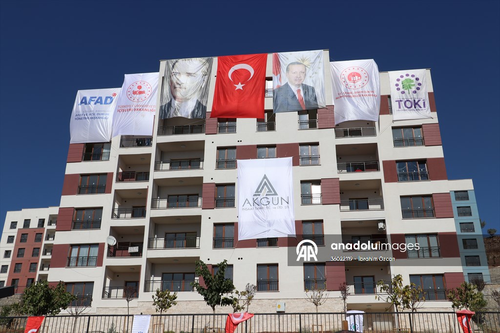 Gaziantep, Kahramanmaraş ve Kilis'te deprem konutları kurayla hak sahiplerine teslim edildi