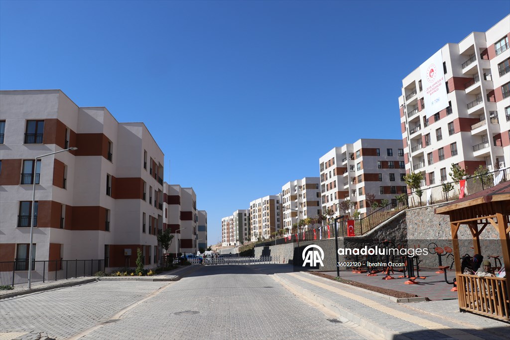 Gaziantep, Kahramanmaraş ve Kilis'te deprem konutları kurayla hak sahiplerine teslim edildi