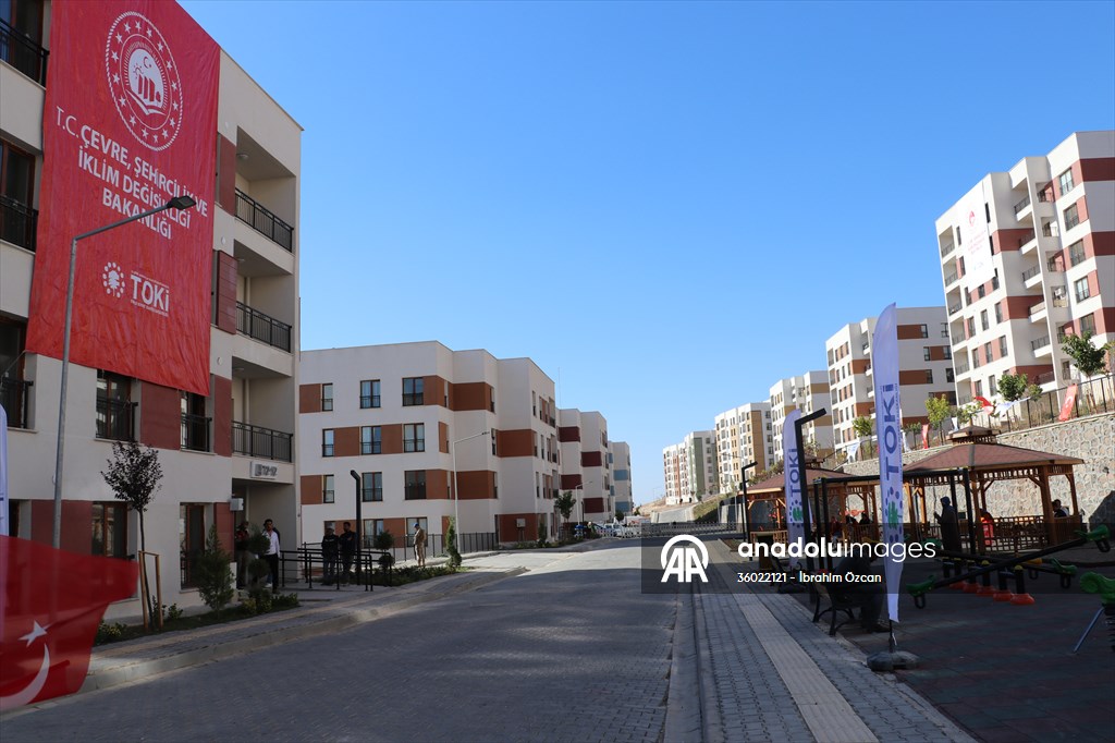 Gaziantep, Kahramanmaraş ve Kilis'te deprem konutları kurayla hak sahiplerine teslim edildi