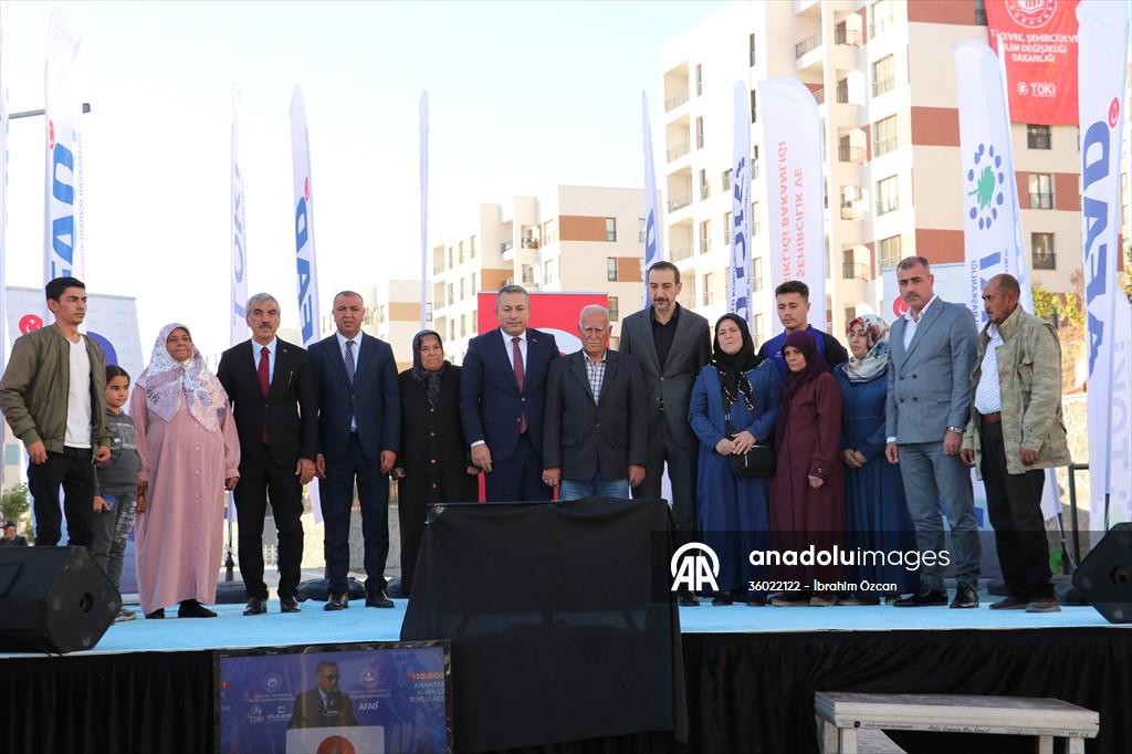 Gaziantep, Kahramanmaraş ve Kilis'te deprem konutları kurayla hak sahiplerine teslim edildi