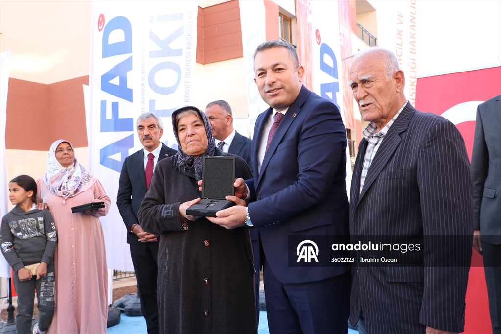 Gaziantep, Kahramanmaraş ve Kilis'te deprem konutları kurayla hak sahiplerine teslim edildi