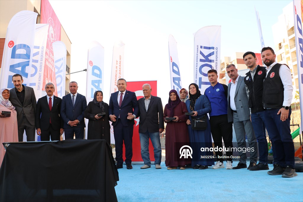 Gaziantep, Kahramanmaraş ve Kilis'te deprem konutları kurayla hak sahiplerine teslim edildi