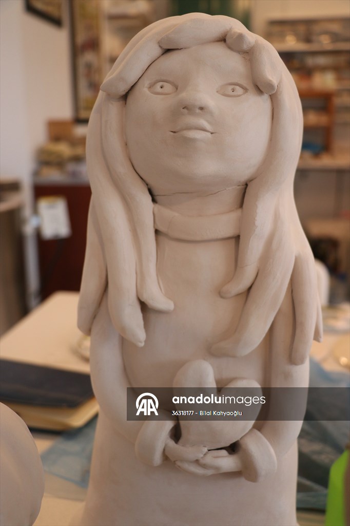 Kadınların duygularını seramikten yaptığı heykellerle anlatıyor