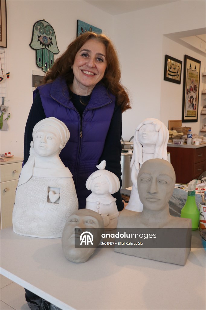 Kadınların duygularını seramikten yaptığı heykellerle anlatıyor