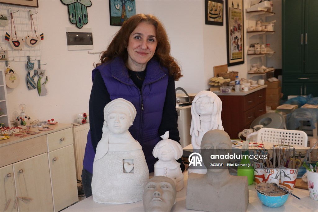Kadınların duygularını seramikten yaptığı heykellerle anlatıyor