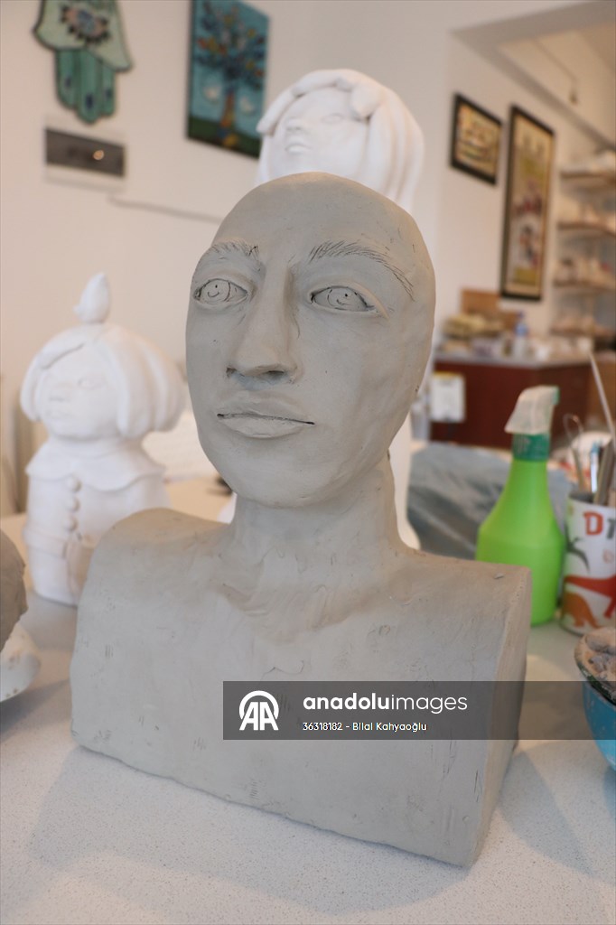 Kadınların duygularını seramikten yaptığı heykellerle anlatıyor