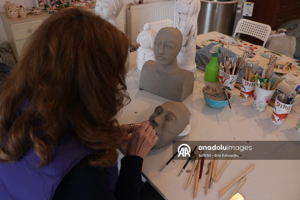 Kadınların duygularını seramikten yaptığı heykellerle anlatıyor