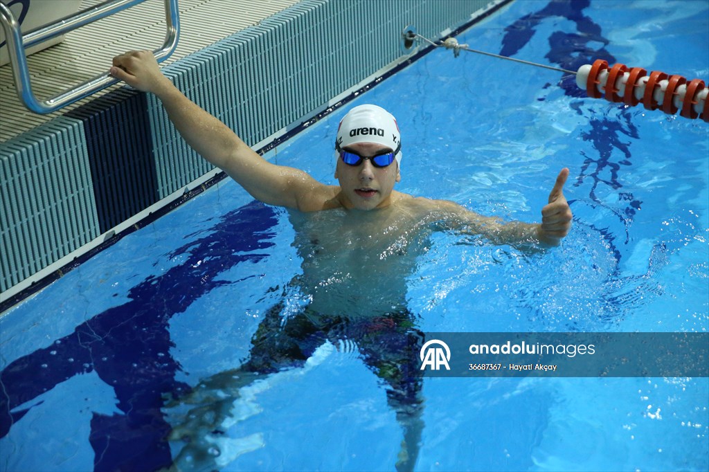 Ayrık omurga hastalığıyla mücadele eden Yusuf Efe, milli forma hedefiyle kulaç atıyor