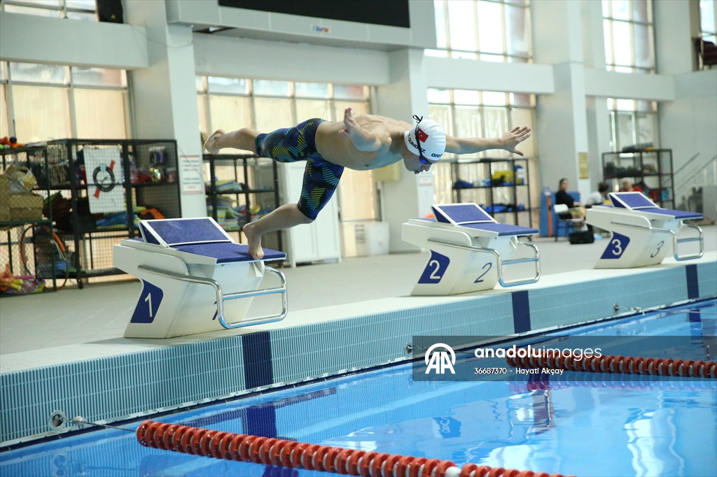 Ayrık omurga hastalığıyla mücadele eden Yusuf Efe, milli forma hedefiyle kulaç atıyor