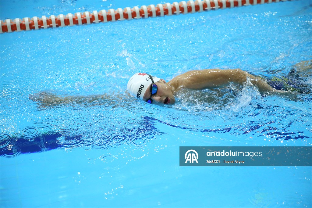 Ayrık omurga hastalığıyla mücadele eden Yusuf Efe, milli forma hedefiyle kulaç atıyor