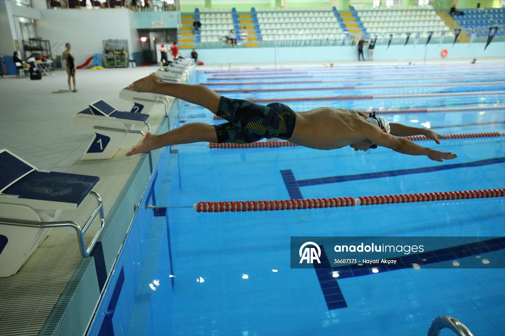 Ayrık omurga hastalığıyla mücadele eden Yusuf Efe, milli forma hedefiyle kulaç atıyor