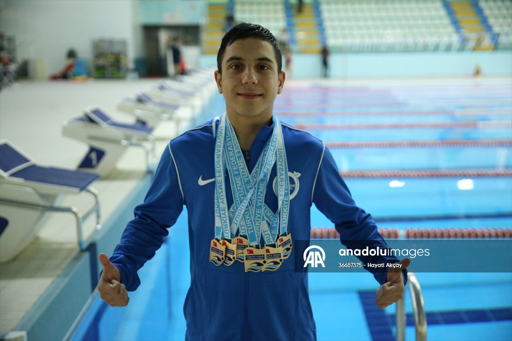 Ayrık omurga hastalığıyla mücadele eden Yusuf Efe, milli forma hedefiyle kulaç atıyor