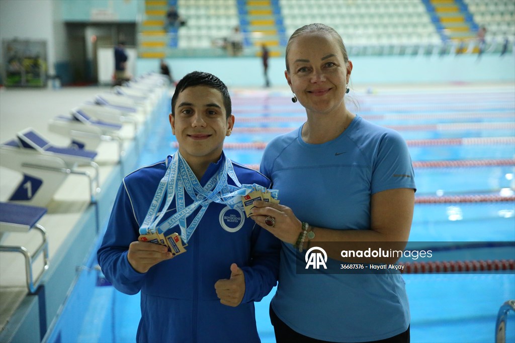 Ayrık omurga hastalığıyla mücadele eden Yusuf Efe, milli forma hedefiyle kulaç atıyor