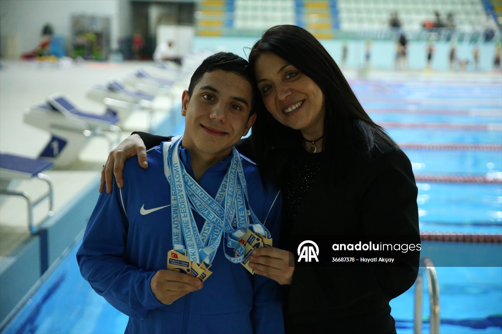 Ayrık omurga hastalığıyla mücadele eden Yusuf Efe, milli forma hedefiyle kulaç atıyor