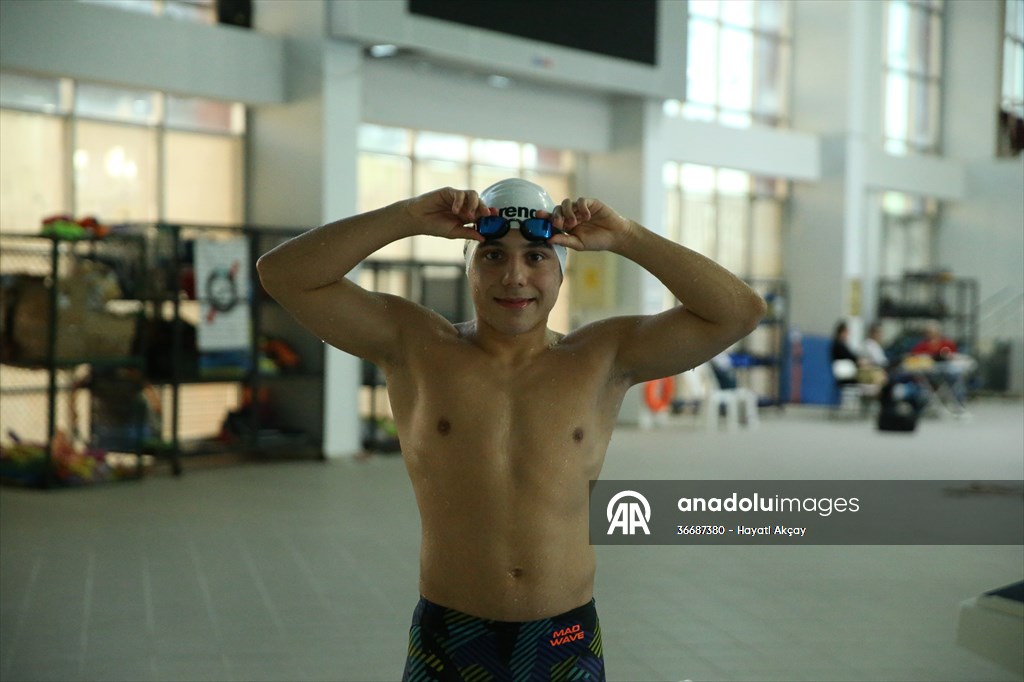 Ayrık omurga hastalığıyla mücadele eden Yusuf Efe, milli forma hedefiyle kulaç atıyor