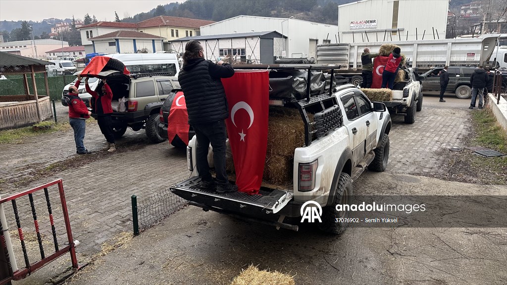 Kastamonu'da karlı yolları yaban hayvanları için aşıp doğaya yem bıraktılar