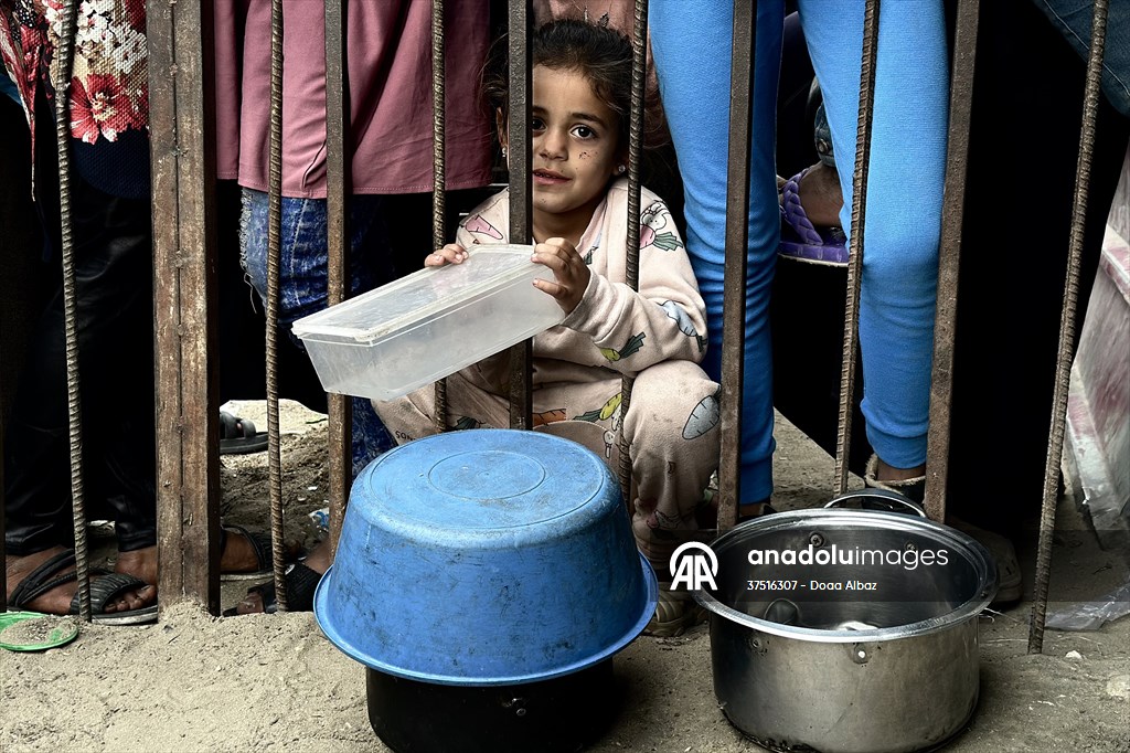 Hot meals distributed to Palestinians in Gaza under Israeli attacks