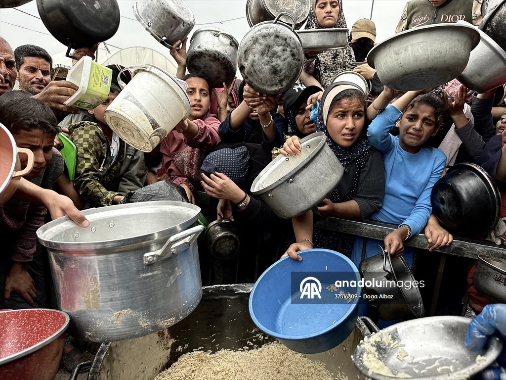 Hot meals distributed to Palestinians in Gaza under Israeli attacks