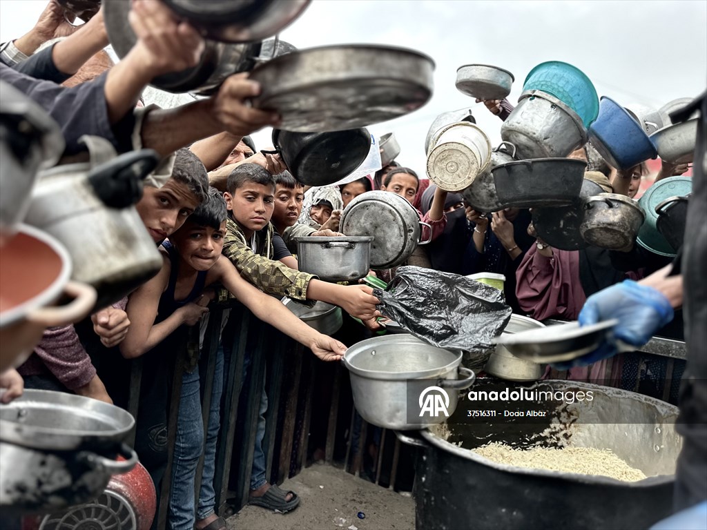 Hot meals distributed to Palestinians in Gaza under Israeli attacks