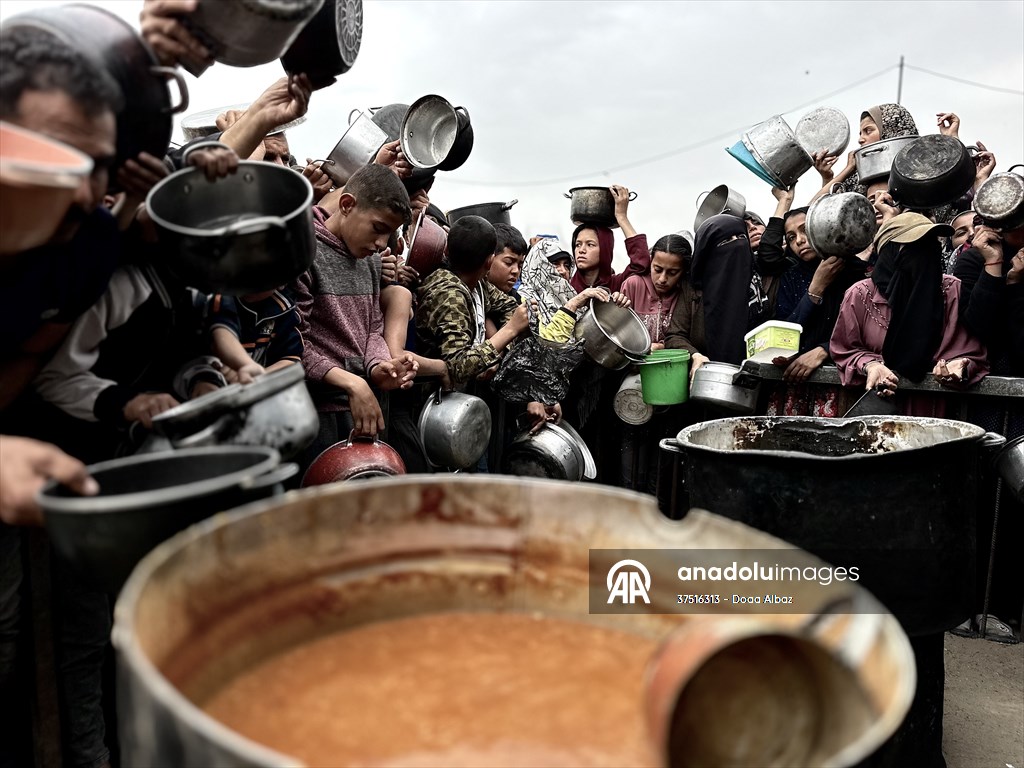 Hot meals distributed to Palestinians in Gaza under Israeli attacks