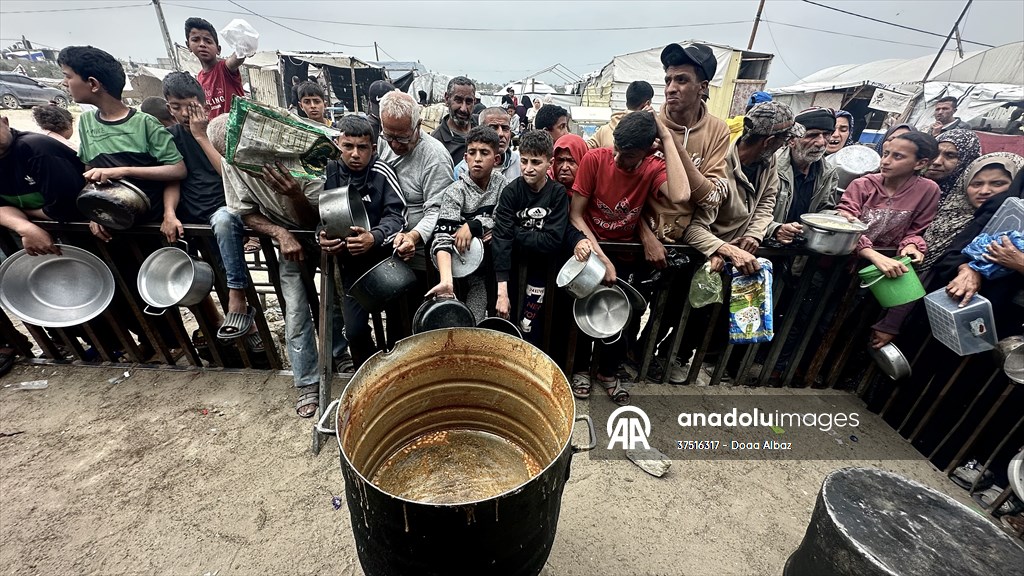 Hot meals distributed to Palestinians in Gaza under Israeli attacks