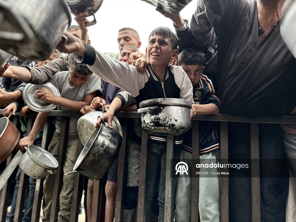 Hot meals distributed to Palestinians in Gaza under Israeli attacks
