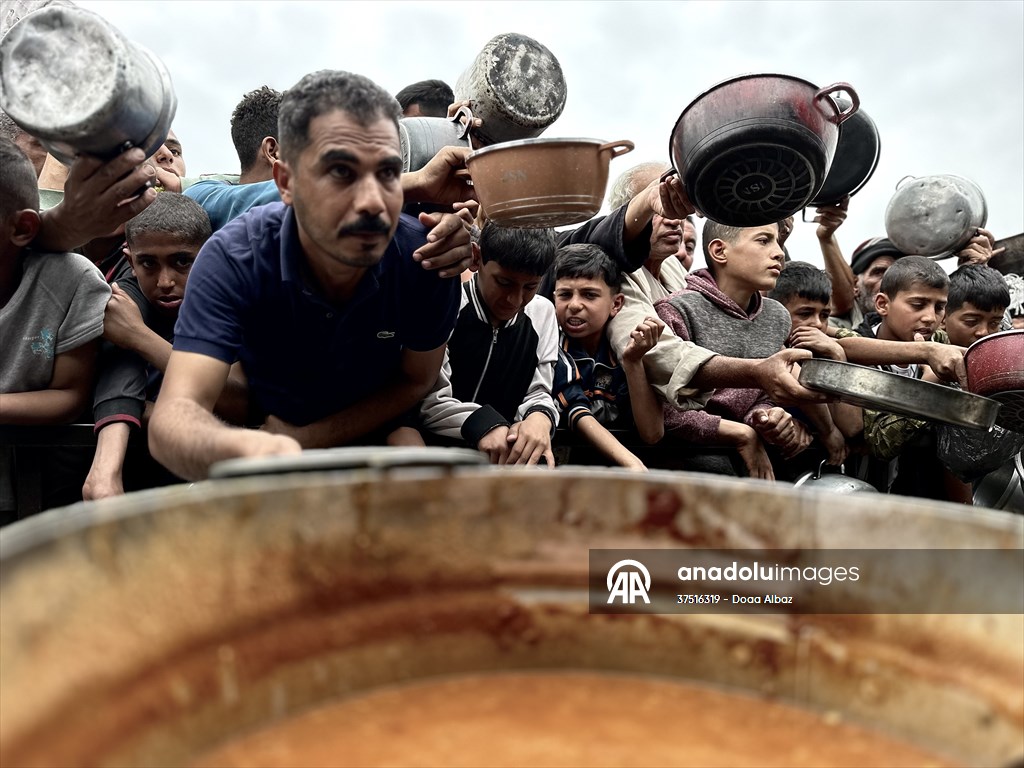 Hot meals distributed to Palestinians in Gaza under Israeli attacks