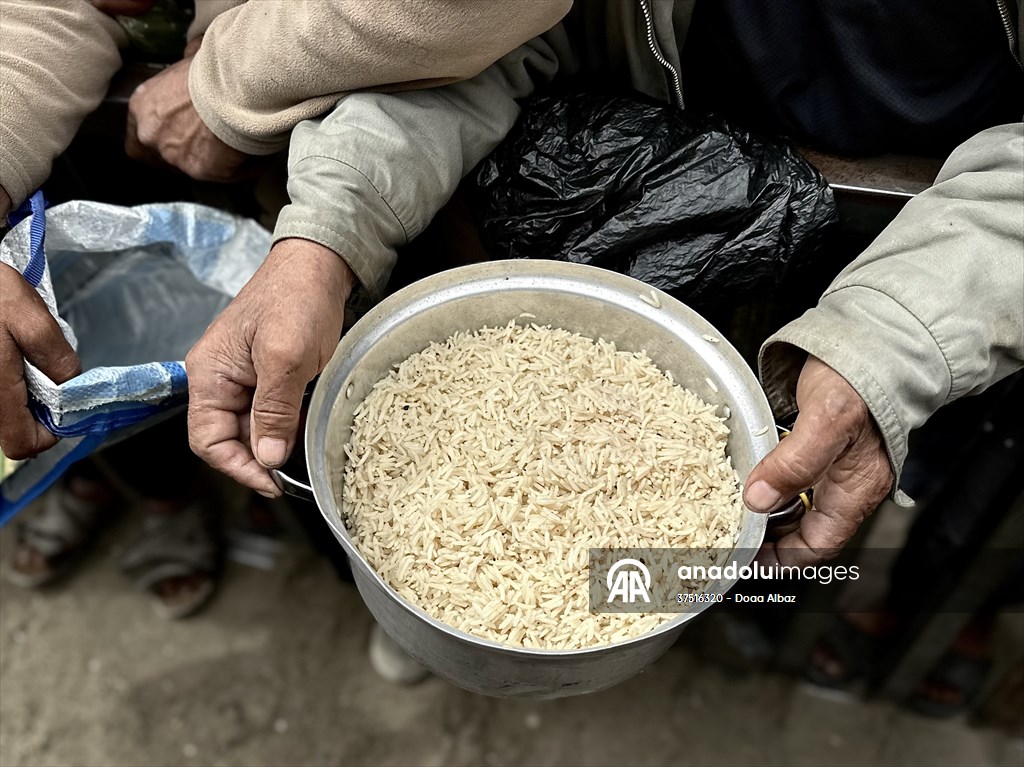 Hot meals distributed to Palestinians in Gaza under Israeli attacks