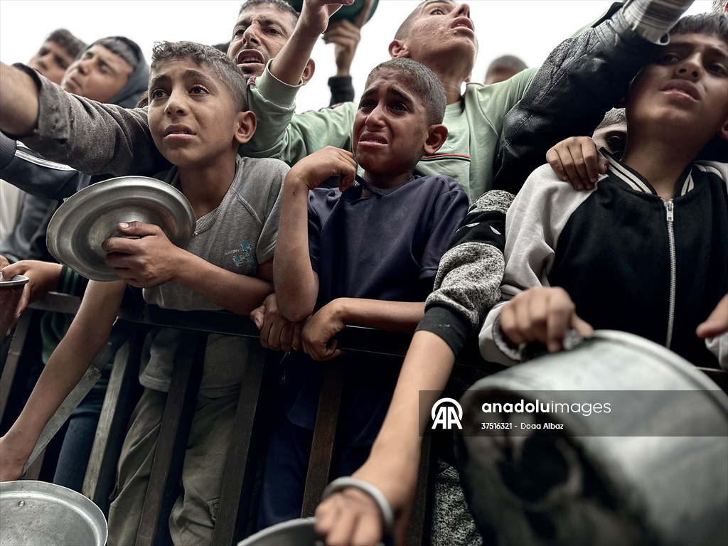 Hot meals distributed to Palestinians in Gaza under Israeli attacks