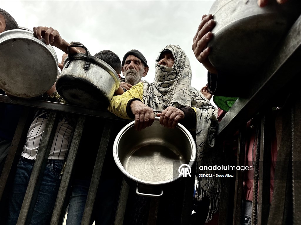 Hot meals distributed to Palestinians in Gaza under Israeli attacks