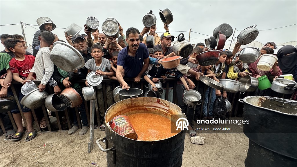 Hot meals distributed to Palestinians in Gaza under Israeli attacks